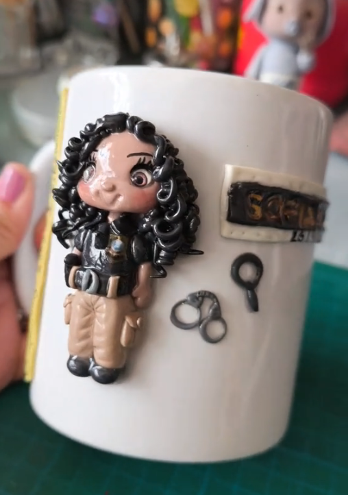Taza decorada con figura en porcelana fría