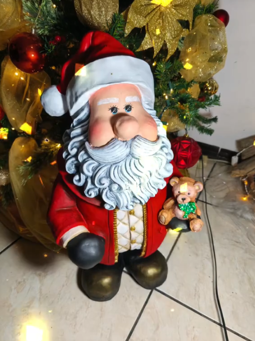 Figura navideña en porcelana fría